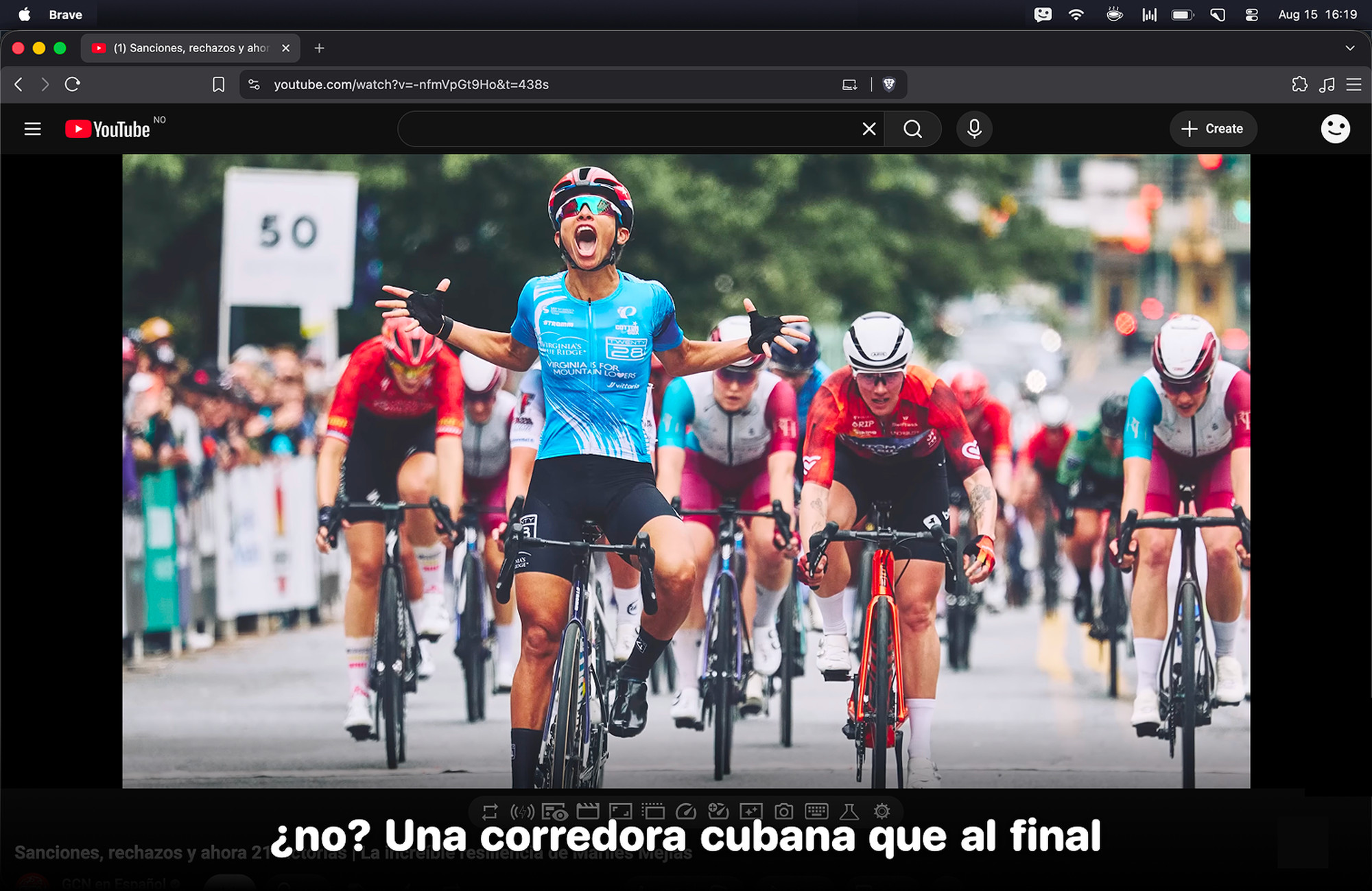 A cycling video with a Spanish subtitle across the bottom and no card open.